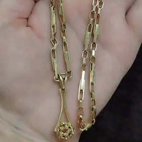 gyzyl Versace
