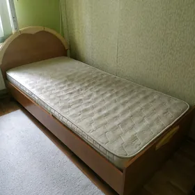 кровать