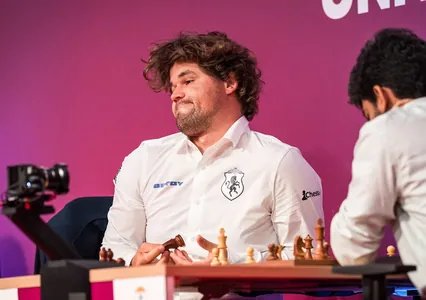 Магнус Карлсен во второй раз подряд опередил чемпиона мира Гукеша Доммараджу
