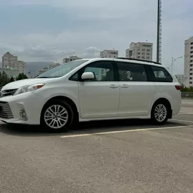 Toyota Sienna 2019
