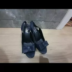 Кожаные босоножки