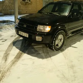 Infiniti QX4 2000