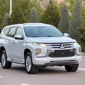 Mitsubishi Pajero 2020