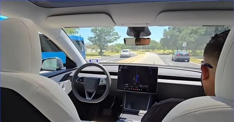 Tesla robotaksisi ilkinji gezek ýol-ulag hadysasyna uçrady. Duran Toyota Camry zyýan çekdi
