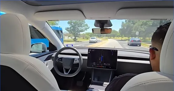 Роботакси Tesla впервые попало в ДТП. Пострадала припаркованная Toyota Camry
