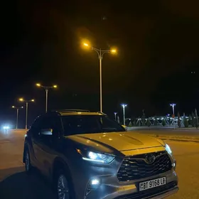 Toyota Highlander 2021