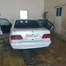 Mercedes-Benz E320 2001