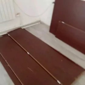 кровать и шкаф