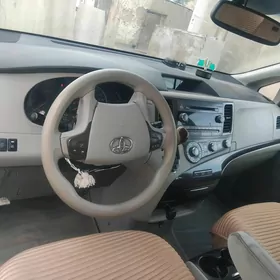 Toyota Sienna 2011