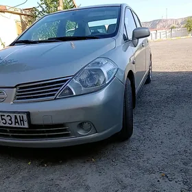 Nissan Tiida 2005