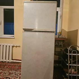 HITACHI haladilnik ufleyanci