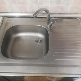 Раковина со смесителем