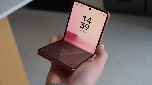 Samsung täze eplenýän Galaxy Z Flip7 we Flip7 FE smartfonlaryny hödürledi