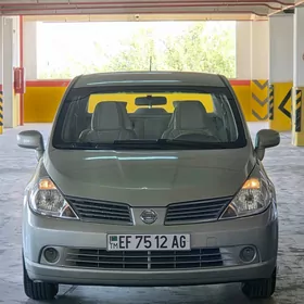 Nissan Tiida 2005