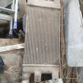 Komatsu radiýator