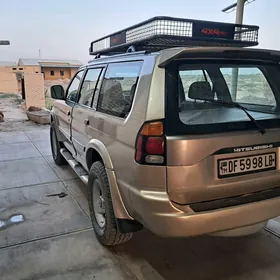 Mitsubishi Montero 2000