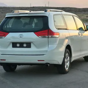 Toyota Sienna 2011