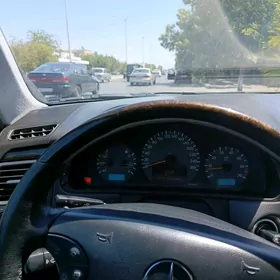 Mercedes-Benz E320 2001