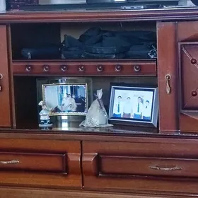 Поставка из красного дерева