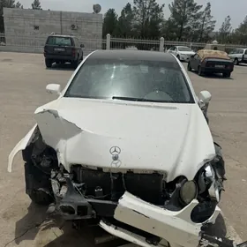 Mercedes-Benz E320 2005