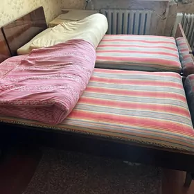 Кровати