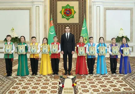 Gallaçylaryň adyndan Türkmenistanyň Prezidentine haly sowgat berildi