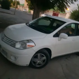 Nissan Tiida 2011