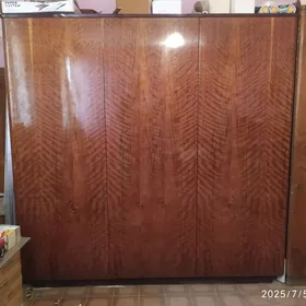 Шкаф платяной