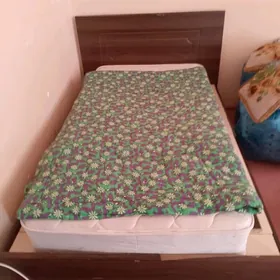 Кровать с матрасом