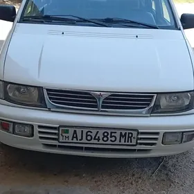 Mitsubishi Chariot 1995
