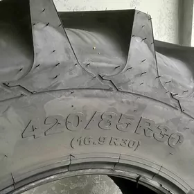 Traktor 420/85R30. 710/70R38