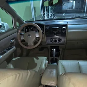 Nissan Tiida 2006