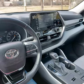 Toyota Highlander 2021