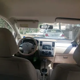 Nissan Tiida 2005