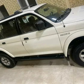 Mitsubishi Montero Sport 2000
