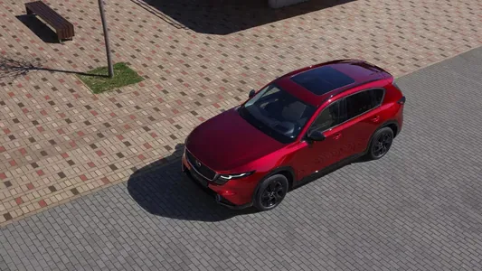 Mazda показал кроссовер CX-5 нового поколения. Он стал крупнее и комфортнее в салоне