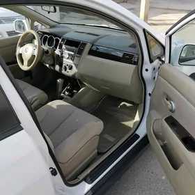 Nissan Tiida 2011