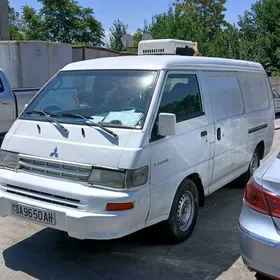 Mitsubishi L300 2004