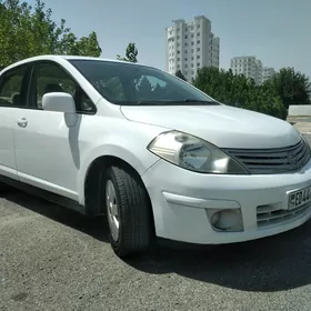 Nissan Tiida 2010