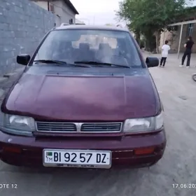 Mitsubishi Chariot 1993