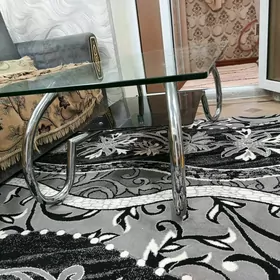 Стеклянный стол