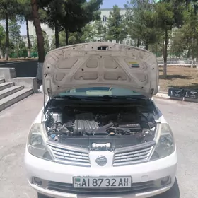 Nissan Tiida 2005