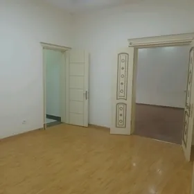 Obezdnoýda 100m² ofisimiz bar