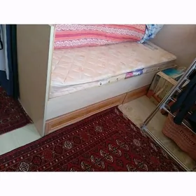 Кровать и трюмо