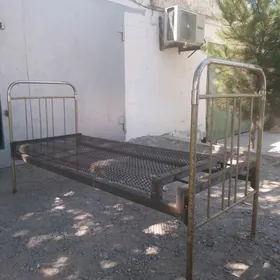 Кровати