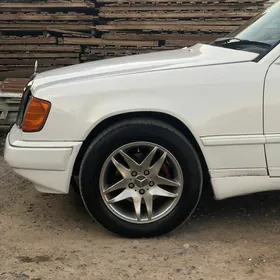 Mercedes-Benz E320 1988
