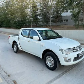 Mitsubishi L200 2013