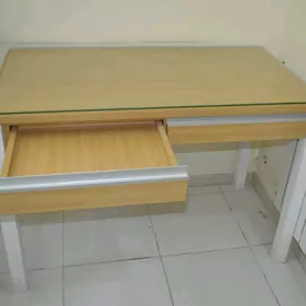 Стол в комплекте