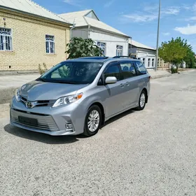 Toyota Sienna 2019