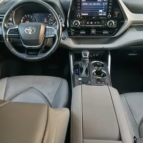Toyota Highlander 2021